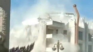 hatayda yikim dokuz katli bina is makinesiyle yikildi Bfi1cBY8