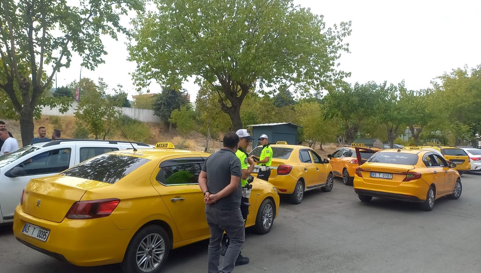 alanyada taksinin carptigi elektrikli bisikletin surucusu oldu p5pRHyCP.jpg