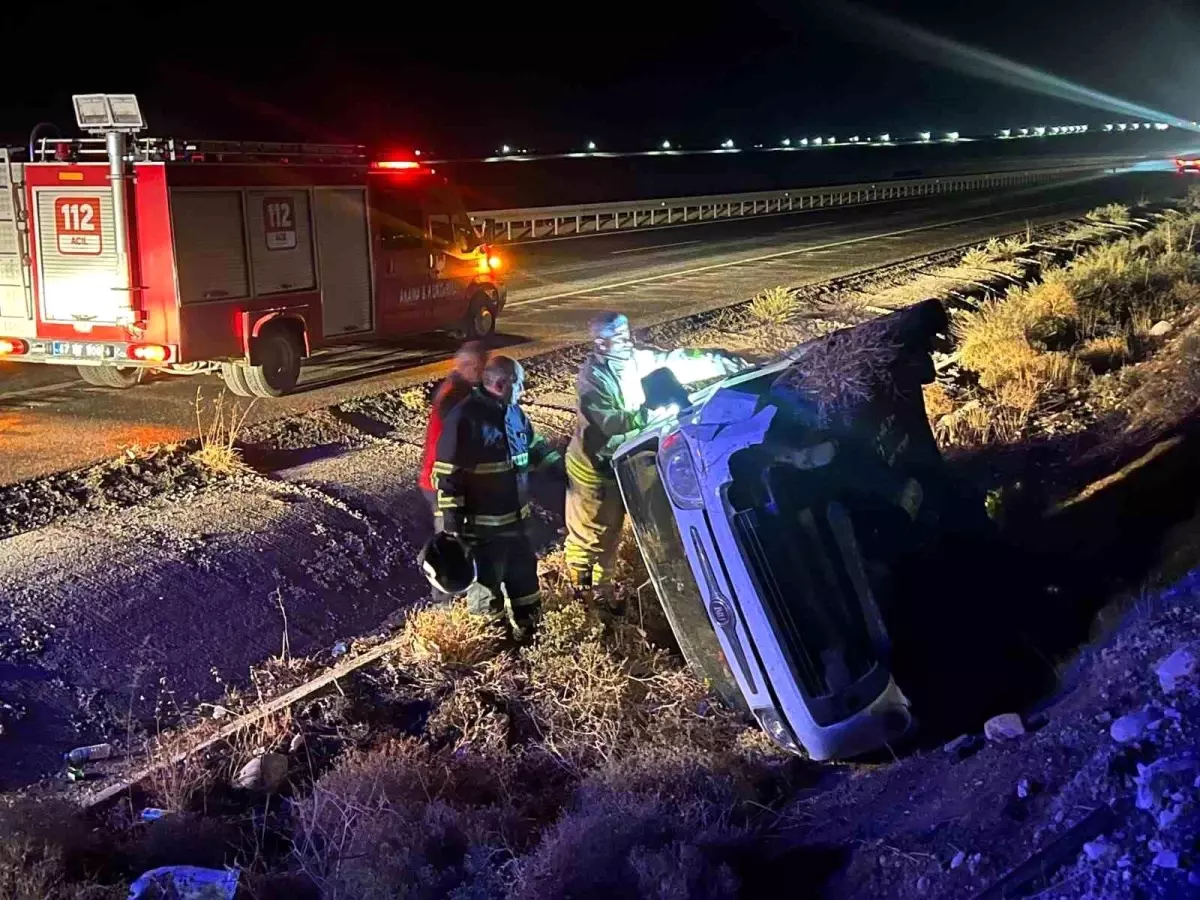 mardinde hafif ticari arac devrildi surucu yaralandi JlgCY642.jpg