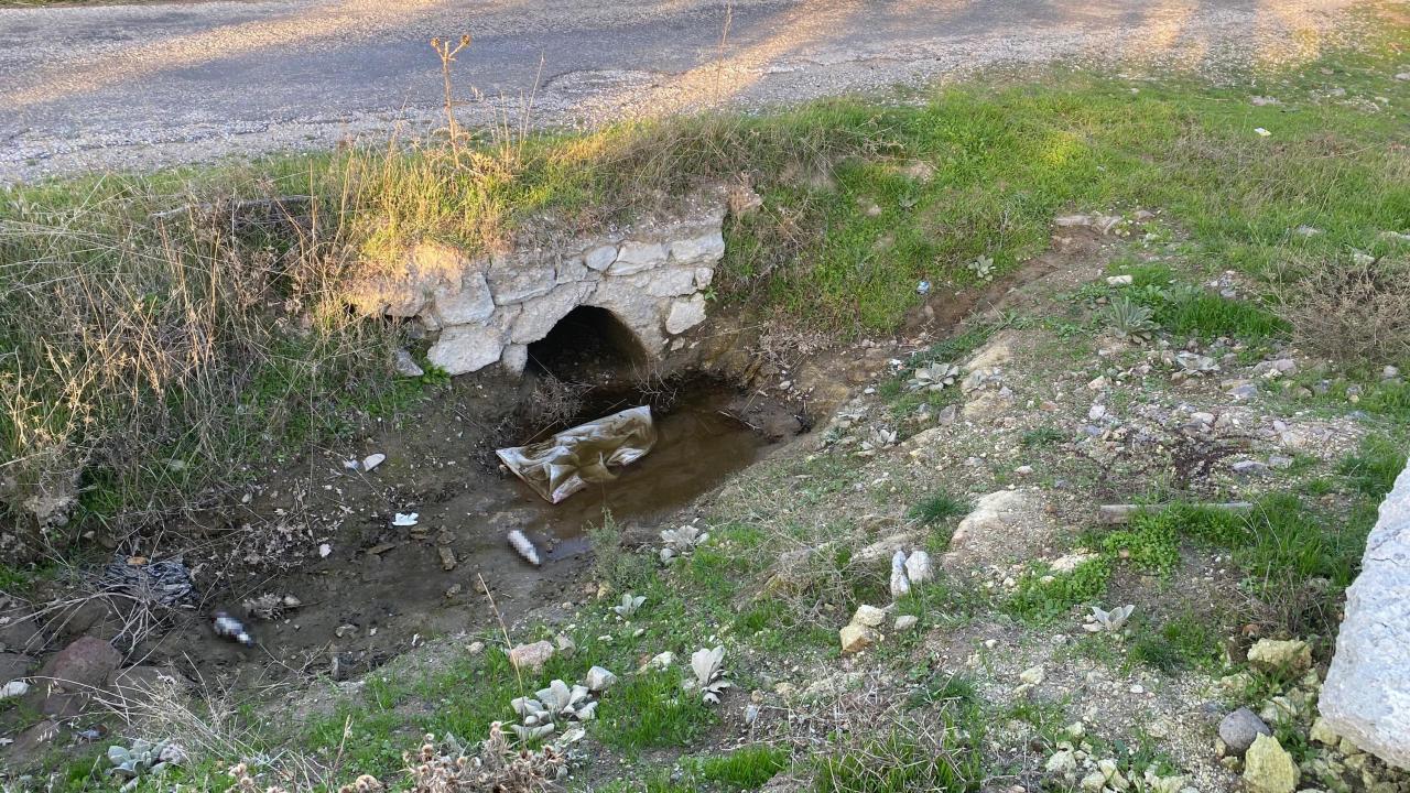 canakkalede gobek bagi kurumamis bebek cesedi bulundu WLT2ddIK.jpg