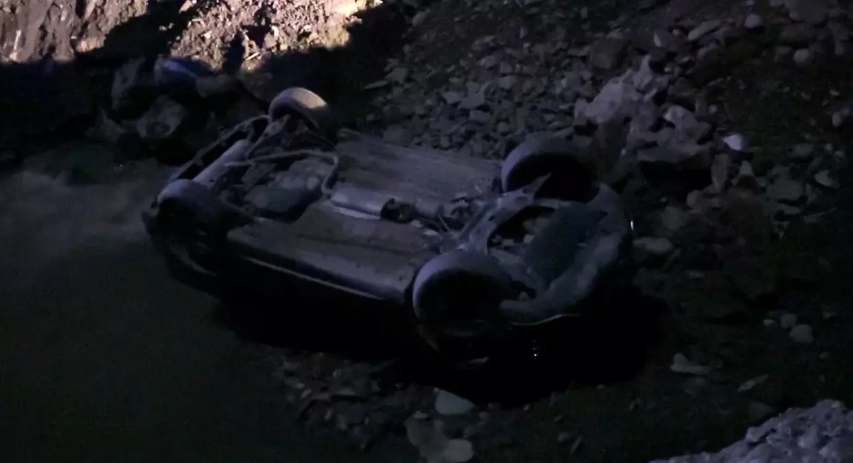 hakkaride kontrolden cikan otomobil dereye uctu 2 yarali 7kZ9brLG.jpg