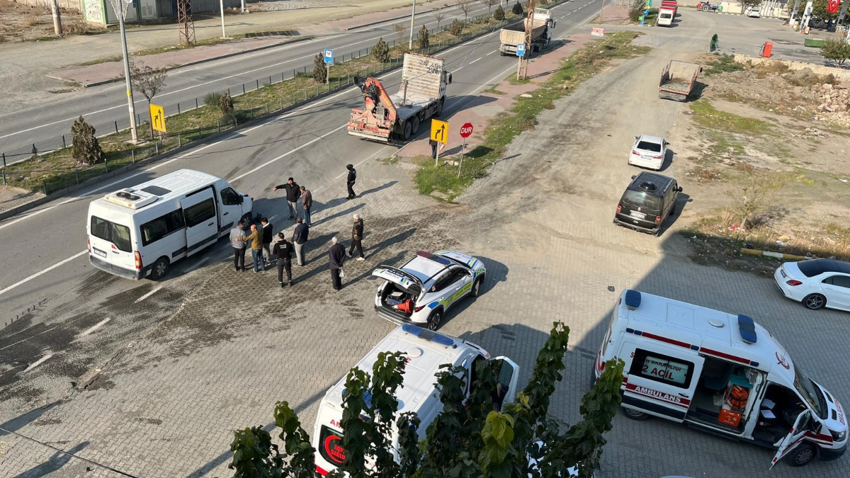 igdirda polis minibusu kaza yapti 7 yarali TJvIITcQ.jpg