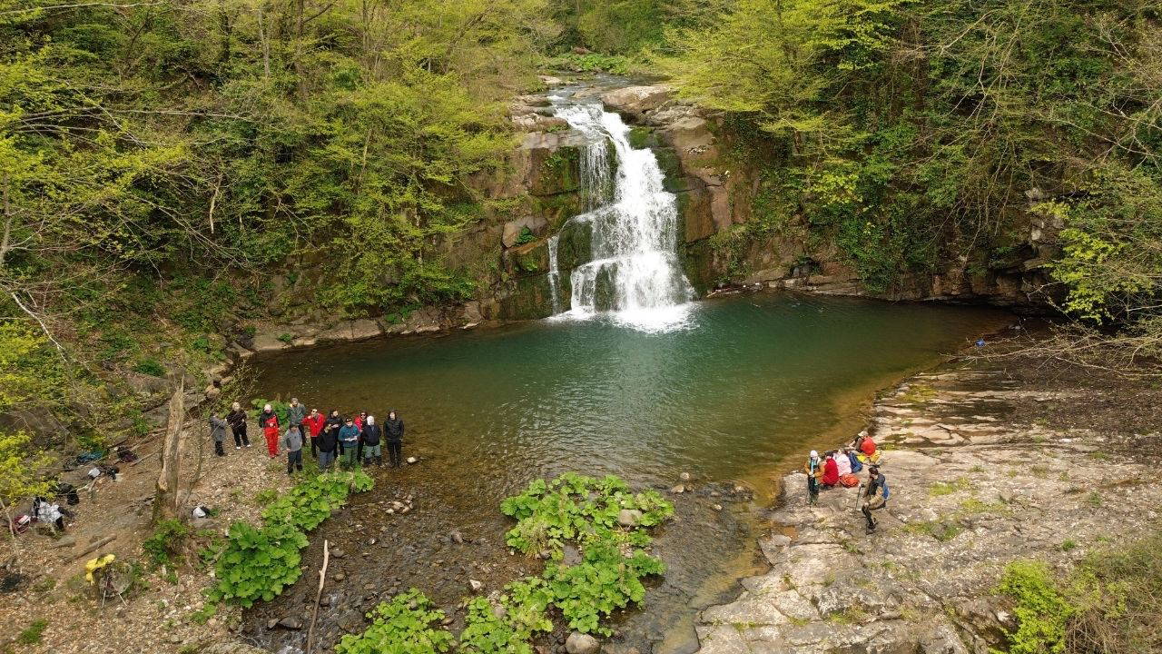 Bartın’ın Gizli Cenneti: İlkbahar Renkleriyle Gölderesi Şelalesi