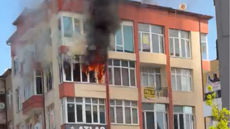 aksarayda-korkutan-yangin-apartman-dairesi-kule-dondu-iknwU9VW