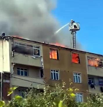 Çatıdaki çalışma faciaya dönüştü! Alevler saniyeler içinde dairelere sıçradı