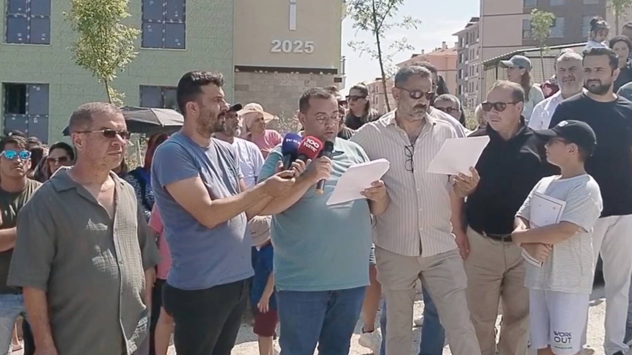 Mersin’de 15 aydır evlerine girmeyi bekleyen TOKİ mağdurlarından protesto